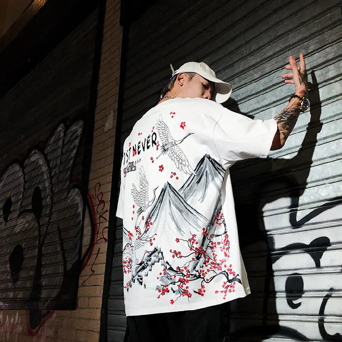 Japanisches Streetwear T-Shirt | Sakura &amp; Kranich Design